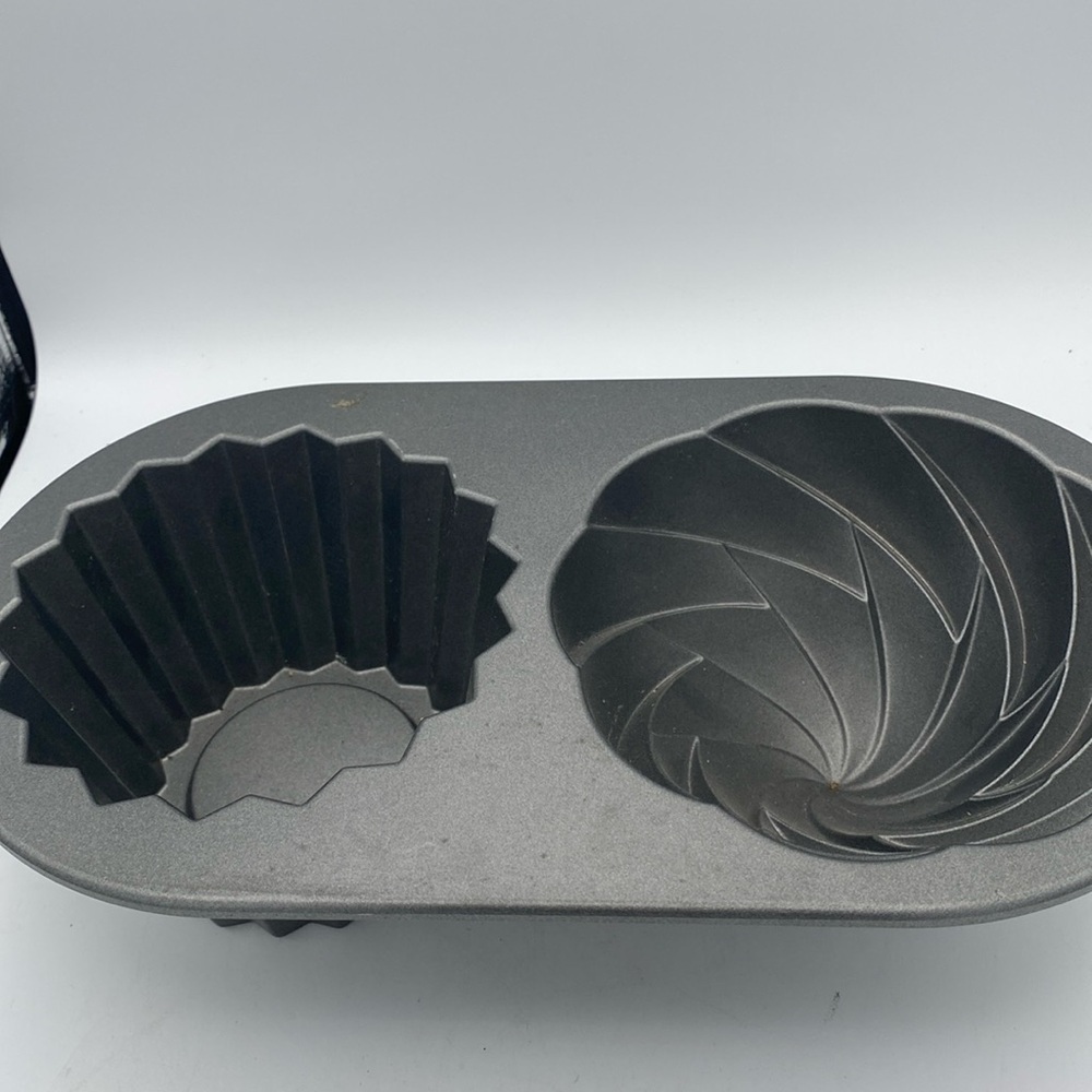 Cute Cupcake Nordic Ware cast aluminum cake pan  6 Cups 1.4 Liters USA